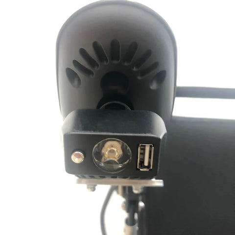 Phare ComfyGO et connecteur USB pour fauteuils roulants électriques